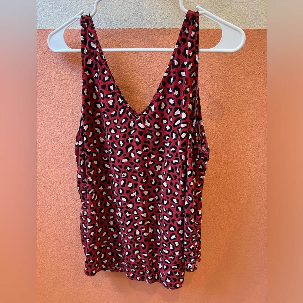 Old Navy double v neck leopard print tank top size XL fishtail hem